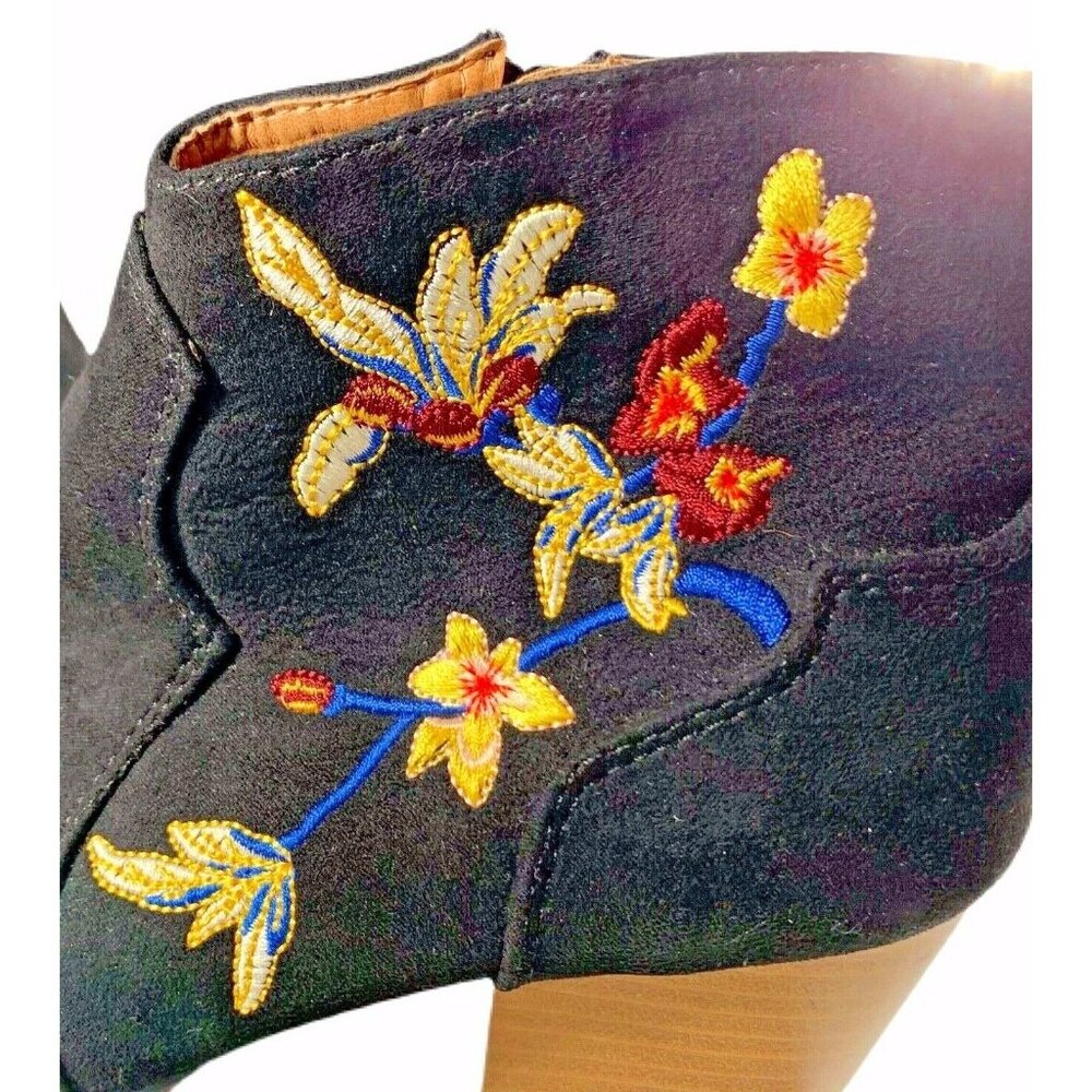 Embroidered Floral Suede Ankle Boots Stacked Wood Heel Side Zip Sz 6.5 Qupid - Picture 3 of 9